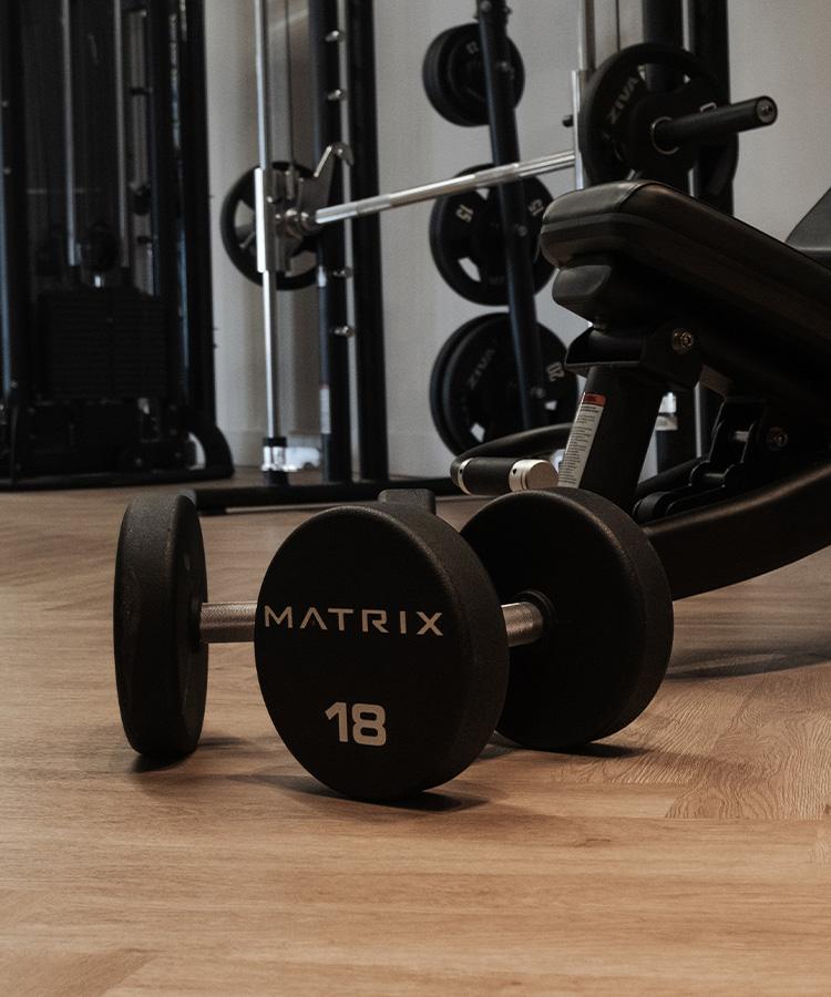 oya-beach-resort-sports-gym-weight-bench-dumbbells-wide-58hochkant
