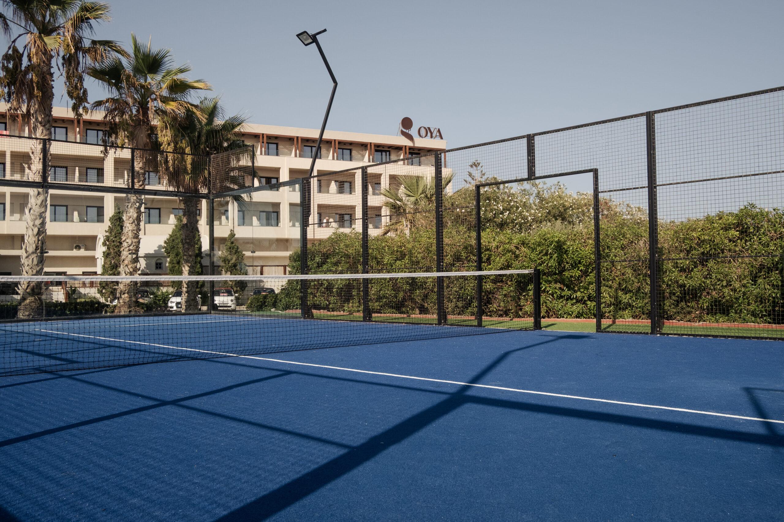 oya-beach-resort-sports-man-padel-serve-jump-74 Serita Beach Resort