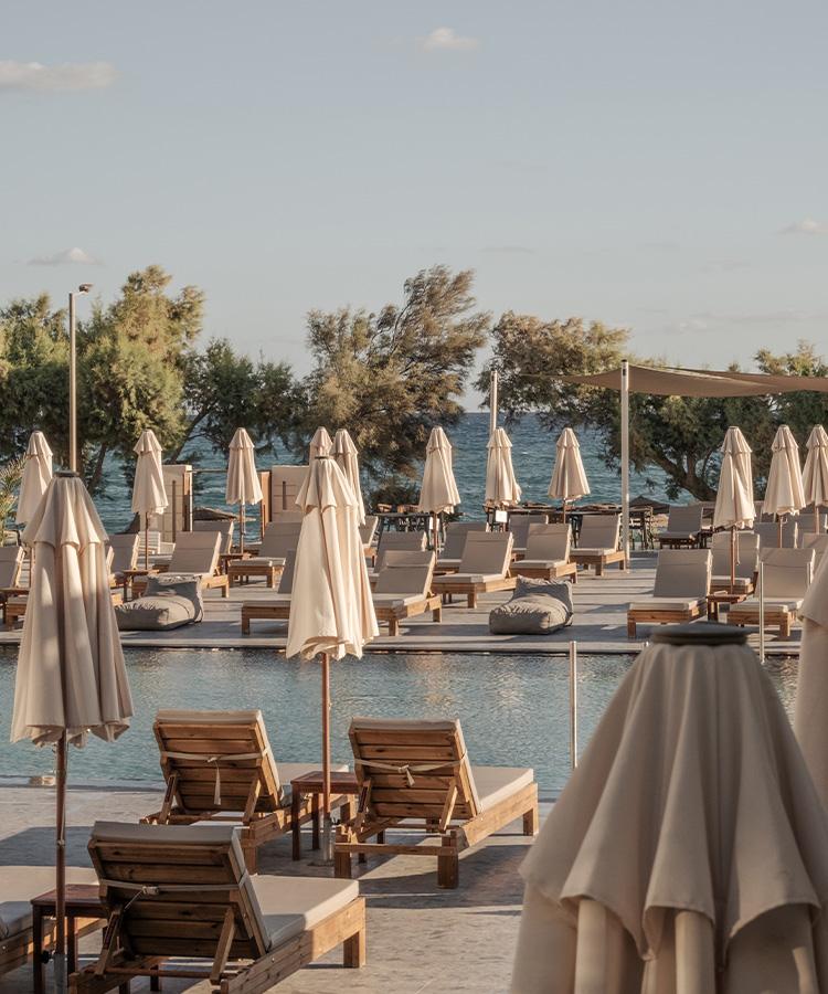 oya-beach-resort-surroundings-beachfront-pool-loungers-27hochkant spa